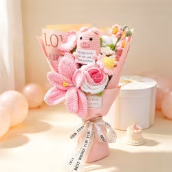 Handmade Crochet Flower Bouquet Featuring Cute Pig Doll Alongside Roses And Lilies, Soft Yarn Everlasting Knitted Bouquet, Indoor Home Decor Ornament Handmade Crochet Flower Bouquet Featuring Cute Pig Doll Alongside Roses And Lilies, Soft Yarn Everlasting Knitted Bouquet, Indoor Home Decor Ornament